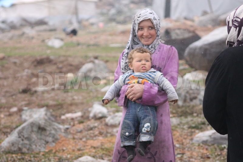 1388508207-refugee-people-during-a-cold-winter-in-syria_3588696